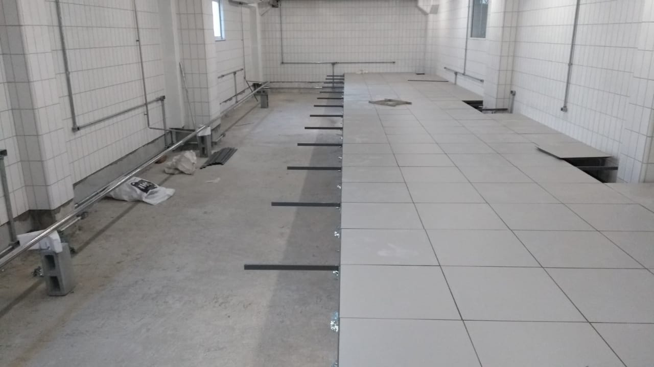 Limpeza do piso elevado do CPD. CRC-1.